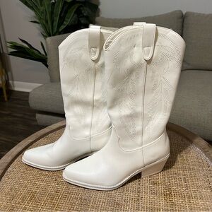 Women’s White Western/Cowboy Boots (Never Worn) | Size: 7.5